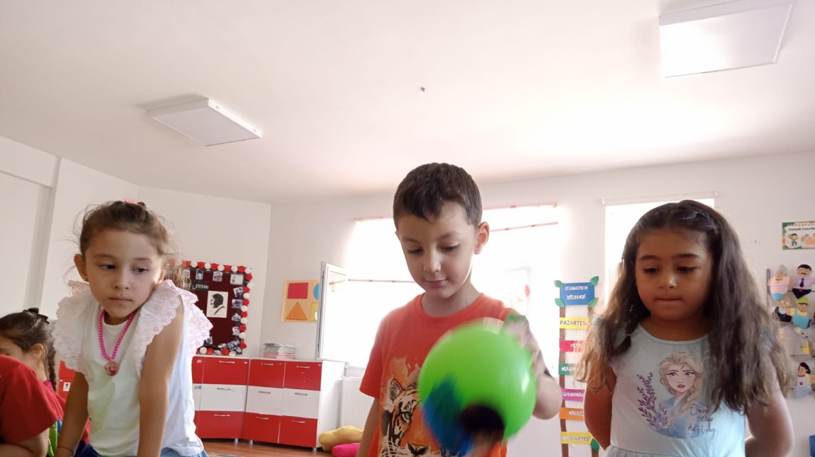 Parlayan yıldızlar sınıfı balonla boyama etkinliği 